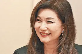 乐易玲生日排场十足，众星到场争相合照，一个笑容诠释喜厌程度图片