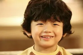 还记得“坏笑弟弟”表情包王锡玄吗？16岁带小女友上节目？图片