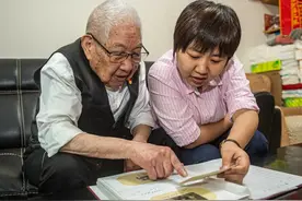 浙江一老人对政府刻意隐瞒功臣身份，女儿翻出军功章：别再瞒我了图片