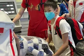 14岁全红婵高调回国！穿国货T恤红裤和姐姐们站在一起，可爱爆棚图片