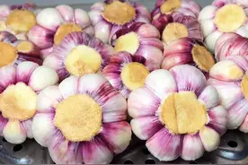 大蒜里倒入雪碧，原来饭店都是这样腌糖蒜，酸甜脆爽怎么吃都不腻图片