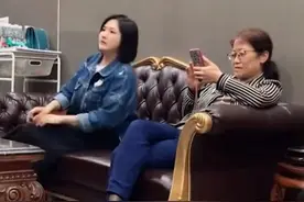 江苏一儿媳妇突然躺婆婆腿上，婆婆反应让网友慕了：这像妈妈图片