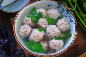 煮肉丸紫菜汤，不要加淀粉和鸡精了，肉丸嫩汤鲜美，诀窍公开图片