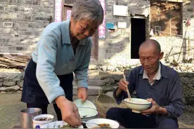 重男轻女的婆婆，逼走两任儿媳，40多岁儿子打光棍，靠低保生活图片