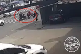 简直是玩命！4人同乘1辆电动车，竟有小孩和孕妇图片