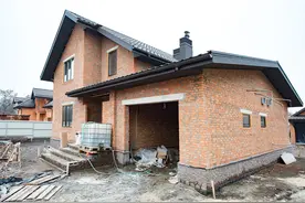 自己耕地上的房子被当成违建拆掉后，没有了住房怎么办图片