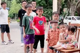 广西一女孩被9个哥哥轮流抱抱：家族唯一女孩，还有很多哥哥没来图片