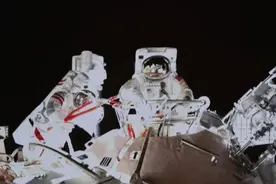 中国航天员与地球合影，在外太空看到的地球，真就是圆的吗？图片