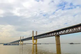 芜往而不至，卧虹飞跨 天堑畅通无阻图片