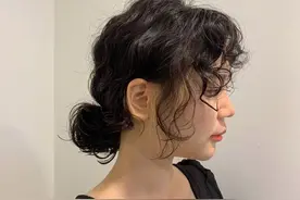 睡醒就自带随性感：短发显嫩又活泼的「蜜桃卷」烫起来图片