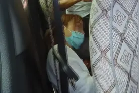 岳阳高警例检“送考车”，突然发现一女乘客蹲趴在后排图片