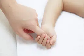 孩子出生后多做“开掌”，爸妈学会这样做，宝宝大脑发育赢在起点图片