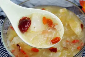 硫磺熏过的银耳如何辨别？干货摊主：教你一招，别再选错了图片
