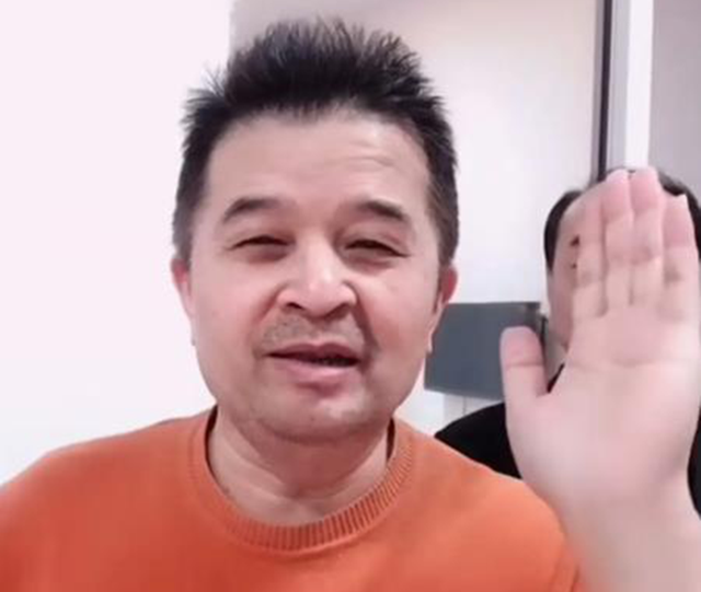 毕福剑隐退多年再出镜，当年光鲜全然不再，现身小饭馆为友人题字