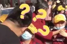 爸爸接孩子认错还揪人小辫，亲闺女急了：我才是你闺女呀！图片