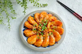 油焖大虾的家常做法，做法简单又方便，外壳香酥又美味，上桌秒光图片