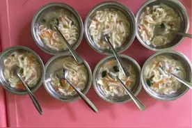 孩子回家说午餐吃不饱，鸡蛋面没有“鸡蛋”，幼儿园的解释引众怒图片