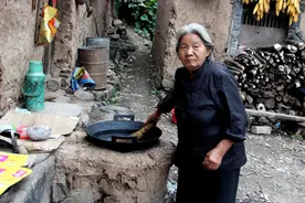 18岁跟男人偷偷进了山洞，生5个孩子,78岁还要砍柴，看她活成啥样图片