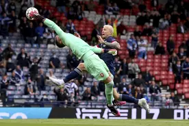 欧洲杯奇葩一幕,精彩穿裆过掉两名防守准备射门时,队友却把球抢走图片