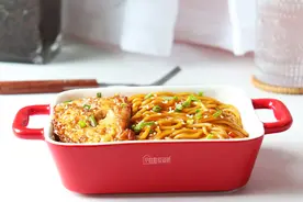 鸡蛋新吃法，十分钟速成的荷包蛋焖面，上班族不怕没时间做图片