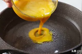 教你用白开水炒鸡蛋，1滴油不加，做出来比油炒的还鲜嫩好吃图片