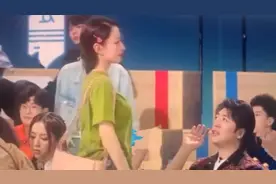 吉娜甜蜜探班老公，伸手摸脸动作轻柔郎朗一脸享受图片