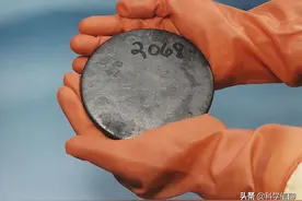 一克铀235裂变，会损失多少质量，又会产生多少能量？图片