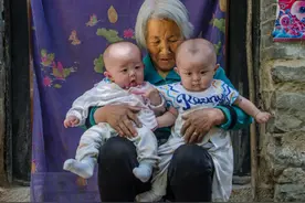 重孙初次回家，86岁老人“左拥右抱”挖空心思，临走每人给一千图片