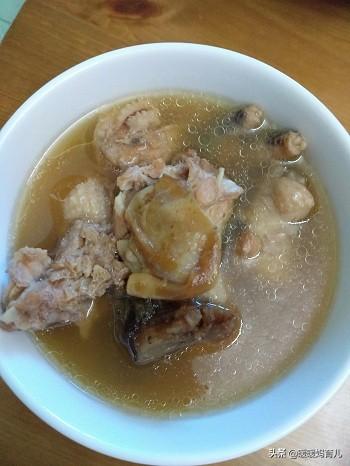 产后可饮花胶炖鸡脚 产后能吃花胶炖鸡汤吗?