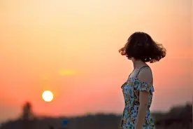 让男人乖乖听你的话，一个心理学技巧就够了图片