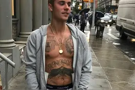 Justin Bieber最新街拍，可以说腹肌喜人啊图片