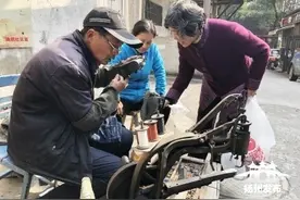 扬州古巷口的“老皮匠”守摊40载，20年不涨价图片