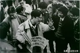 1980年后中国：酒家显奇特女子剃光头，过寿诞95岁老太扮佘太君图片