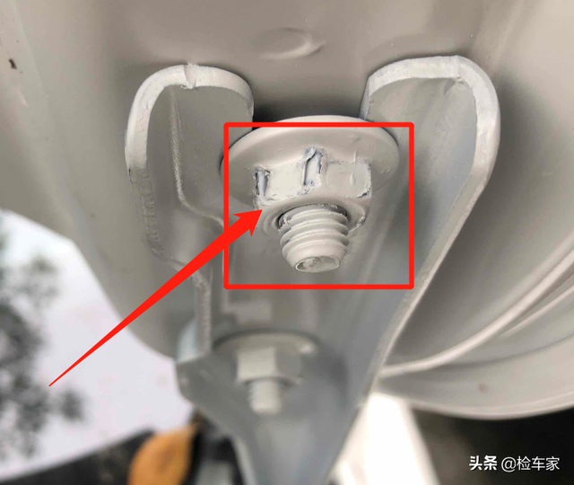 3年的大众捷达卖6万，举起底盘大梁断成两半？买主砍价两万成交