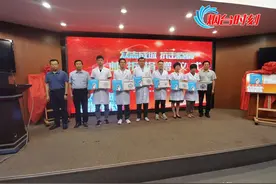 “国家名片”上的抗疫英雄！《众志成城 抗击疫情》纪念邮折捐赠仪式今天举行图片