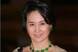 赌王千金何超琼，专业翡翠首饰收割机，件件收藏珍品价值均过亿图片