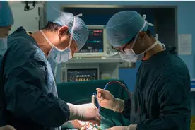 医师多点执业还有诸多羁绊，建议将执业医师法中“执业地点”删除图片