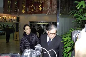 2014年何超英葬礼，赌王拒绝参加长女葬礼，青马竹梅霍震霆却来了图片