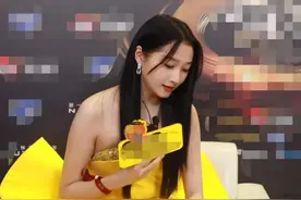 24岁关晓彤雨天走红毯，不小心弄脏5位数礼服？称自己得赔钱了图片