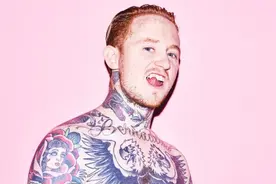 世界都崩溃了，我们却还假装我们都很好图片