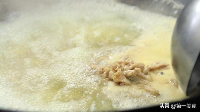 大厨教你水作牛肉丝的家常做法，食材简单，香辣可口，好吃又下饭