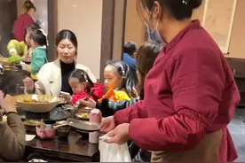 四川一顾客打包骨头喂狗狗，服务员主动挨个桌收集，一番话惹怒赞图片