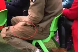 爸爸穿“工作服”参加家长会，被其它家长嘲笑，老师的话：打脸了图片