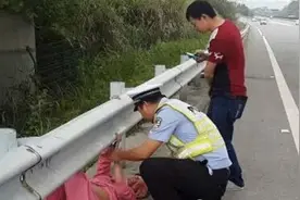 孕妇突然倒在路边，警察为她在路边接生，发生惊心动魄一幕图片