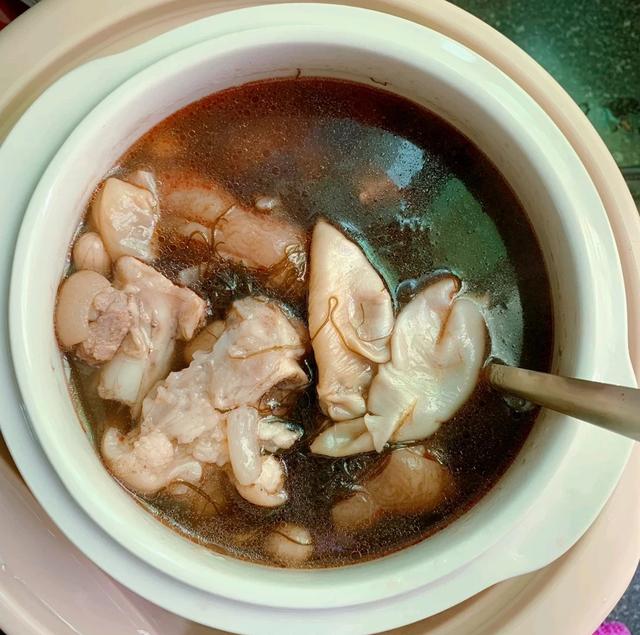 花胶煲汤绿色 花胶煲出来汤是什么颜色