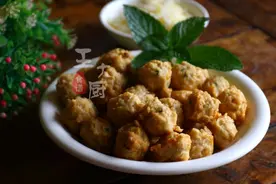 炸莲藕鸡胸肉丸子的家常做法，外焦里嫩，鲜香可口很好吃图片