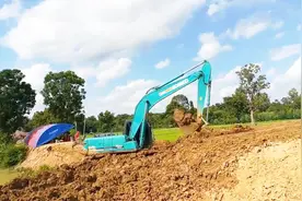 KOBELCO SK200挖掘机，操作起来很有威力呀！视频封面