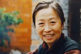 丑娘貌丑心更丑，张少华抄家新凤霞，断其双腿，八十一岁遭网暴图片