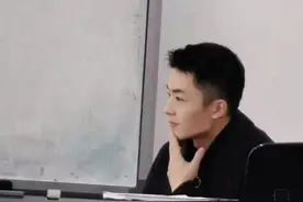 湖南高校一老师凭高颜值火了，戴上口罩像少年，摘了口罩撞脸韩星图片