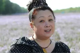 58岁女演员张海燕疑包养21岁男模，高调秀恩爱，以妈咪儿子互称图片